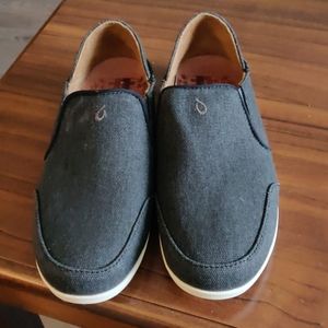 Charcoal black Olukai shoe